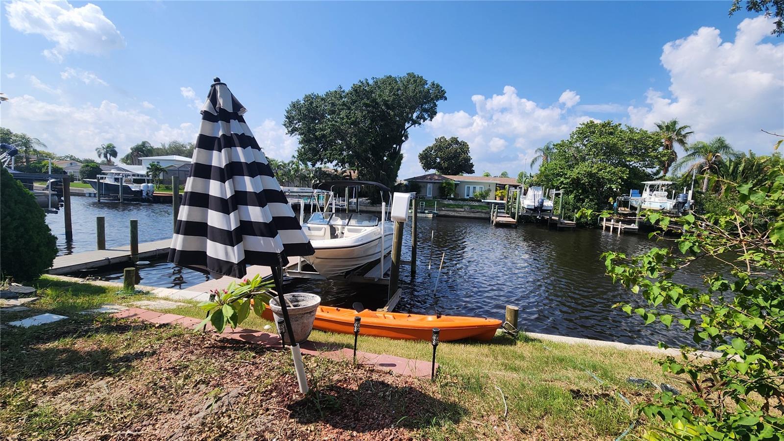 Listing photo id 18 for 8713 Bay Pointe Drive