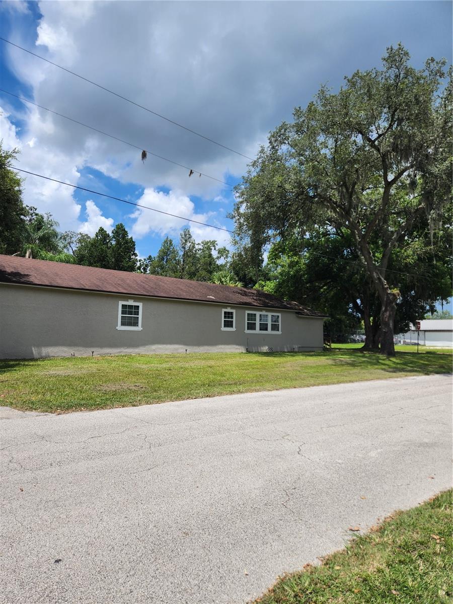 Listing photo id 27 for 5051 6th Street