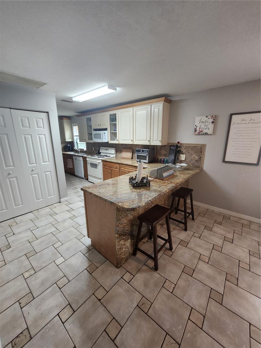 Listing photo id 7 for 5051 6th Street