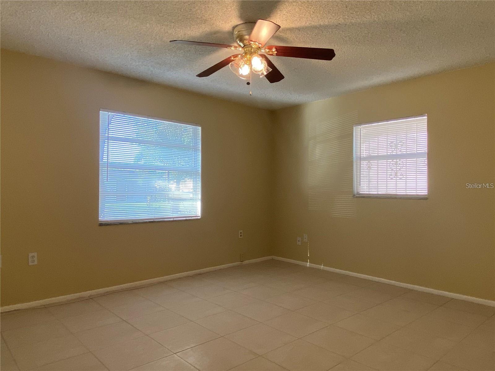 Listing photo id 8 for 5527 Golden Nugget Drive