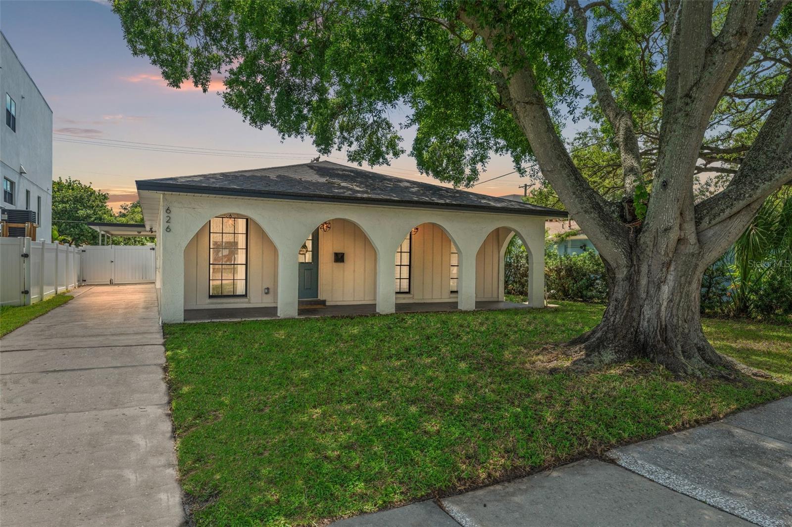 Listing photo id 1 for 626 Davis Boulevard