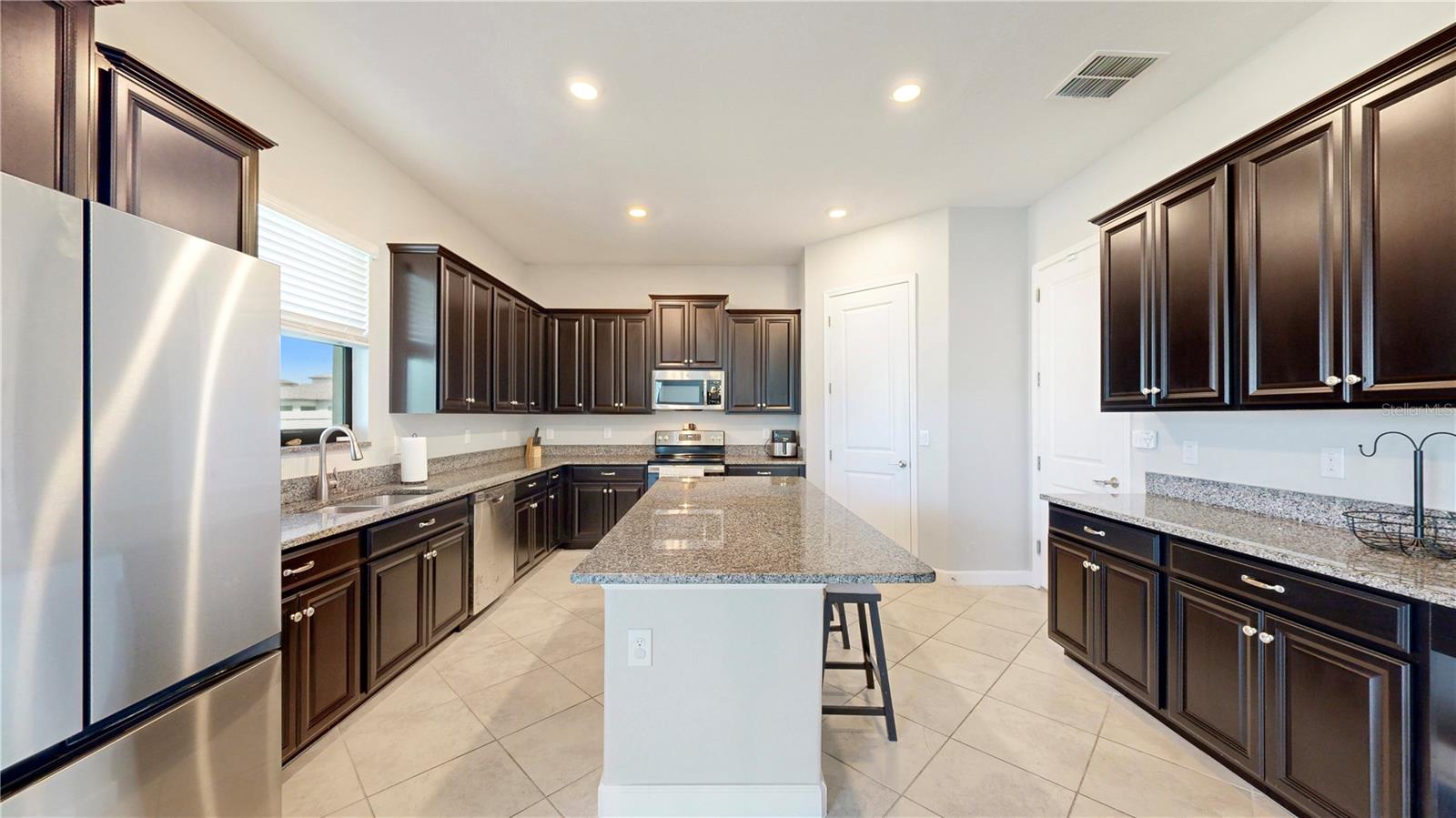 Listing photo id 13 for 13609 White Sapphire Drive