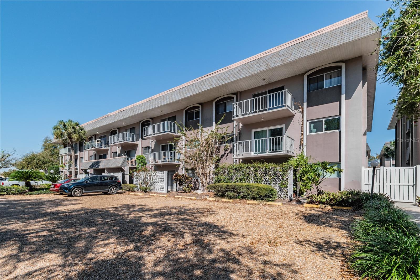 Listing photo id 27 for 4611 Fig Street 304