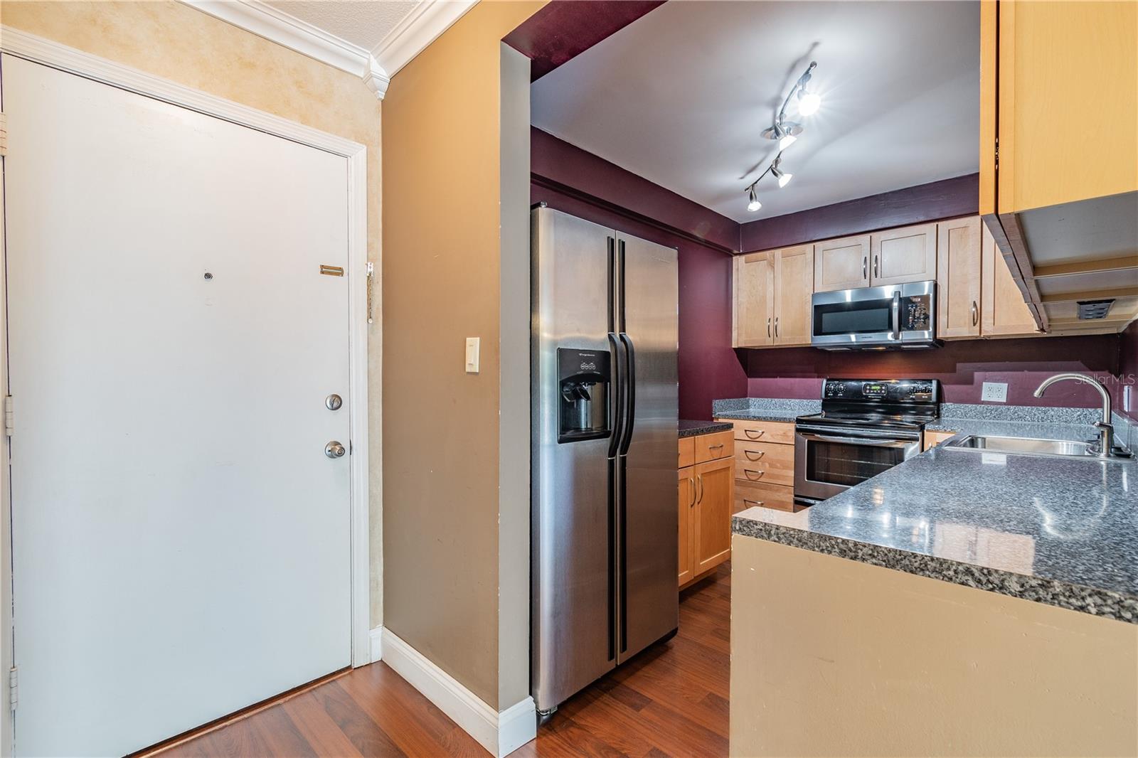 Listing photo id 2 for 4611 Fig Street 304