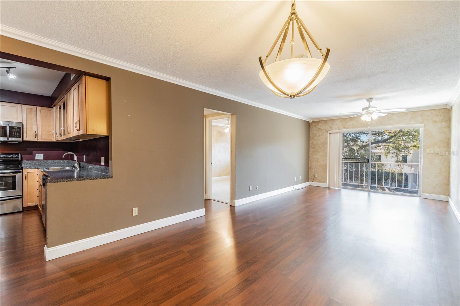 Listing photo id 3 for 4611 Fig Street 304