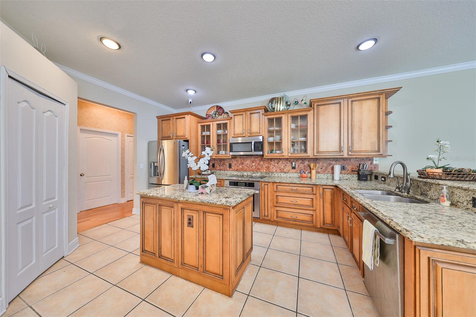 Listing photo id 12 for 12031 Mountbatten Drive