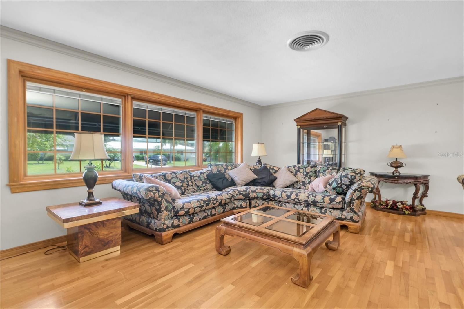 Listing photo id 1 for 7548 Barry Court