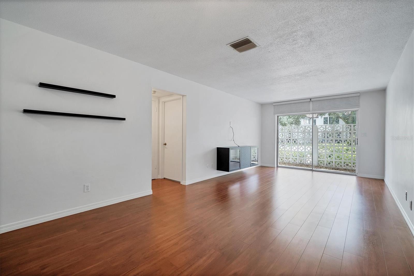 Listing photo id 5 for 4611 Fig Street 106