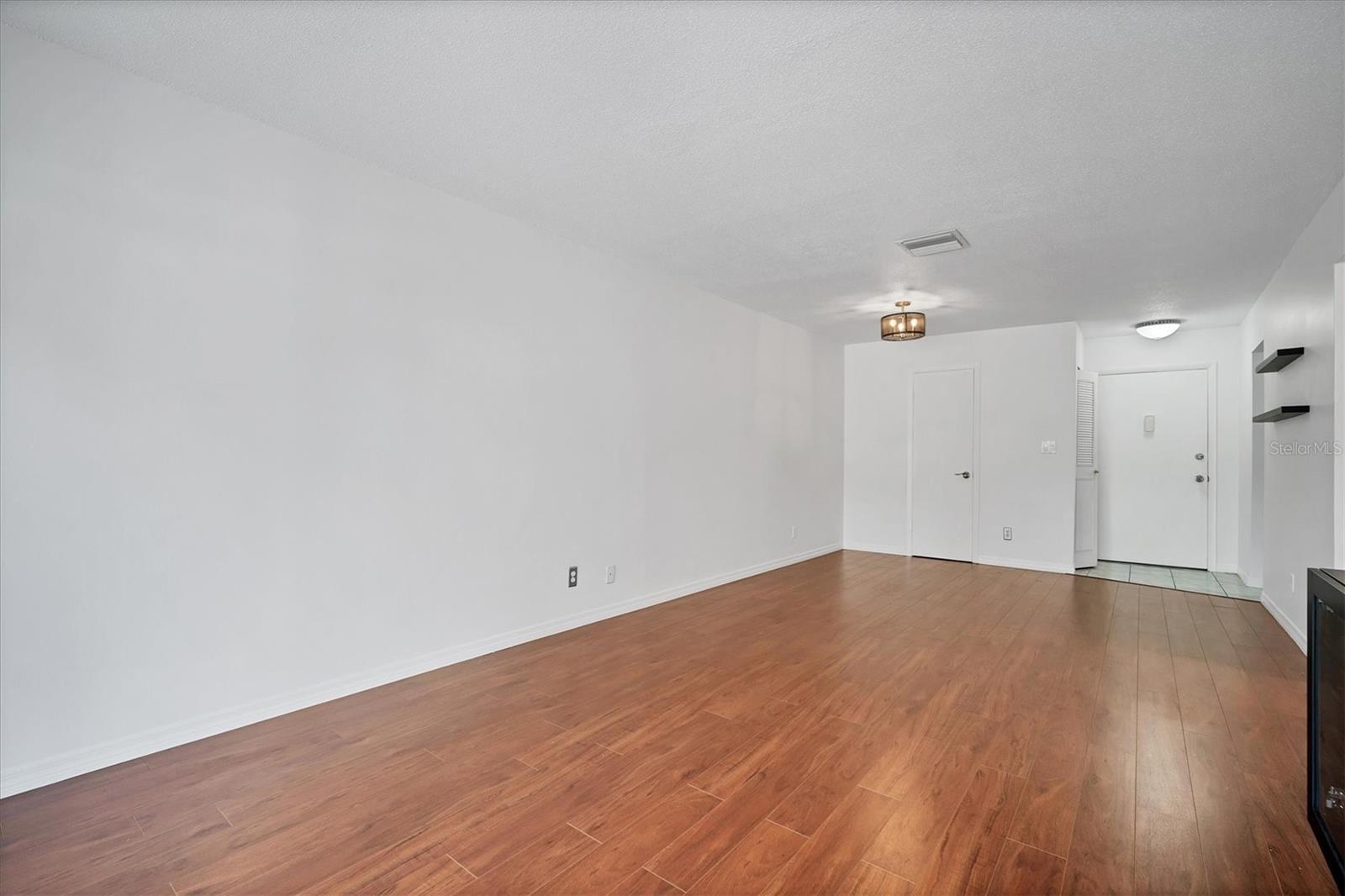 Listing photo id 7 for 4611 Fig Street 106