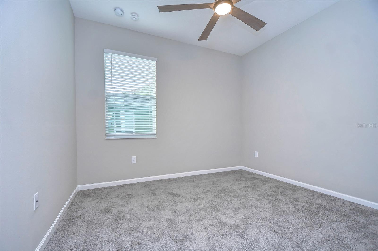 Listing photo id 10 for 4232 Palifox Street