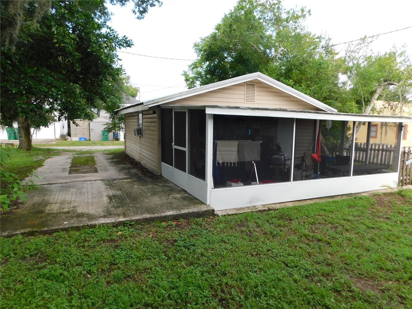 Listing photo id 15 for 5243 9th Street