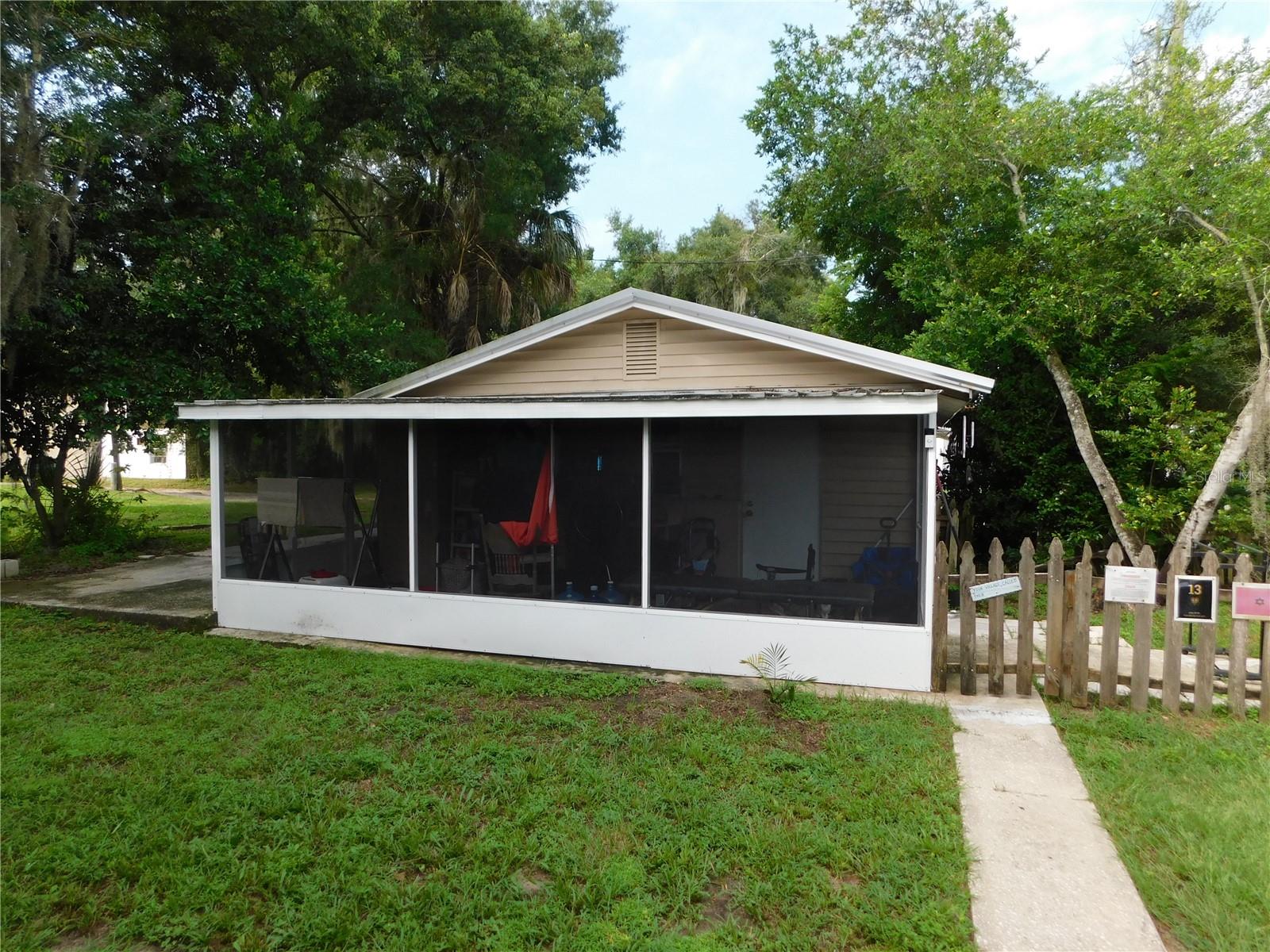 Listing photo id 16 for 5243 9th Street