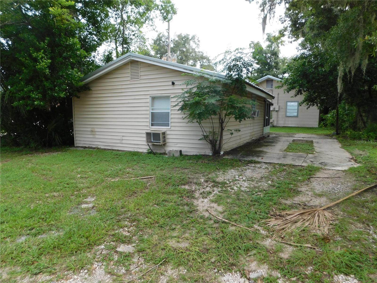 Listing photo id 25 for 5243 9th Street