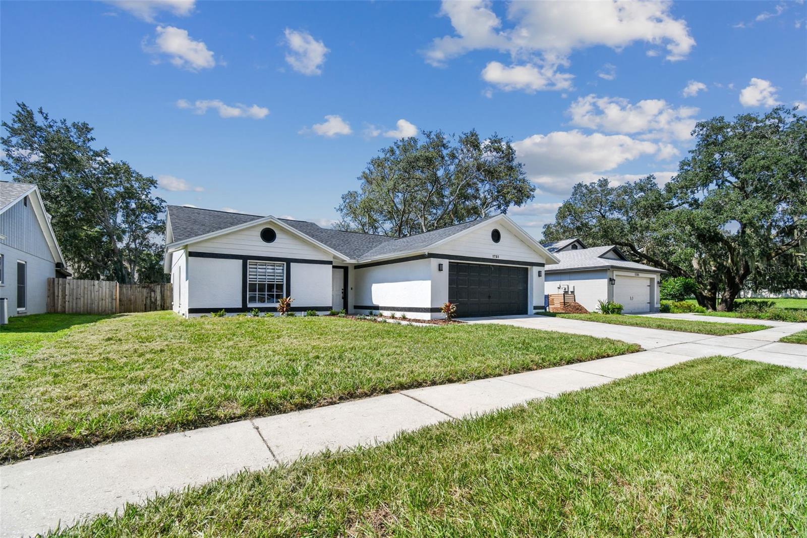 Listing photo id 2 for 1731 Weaver Drive