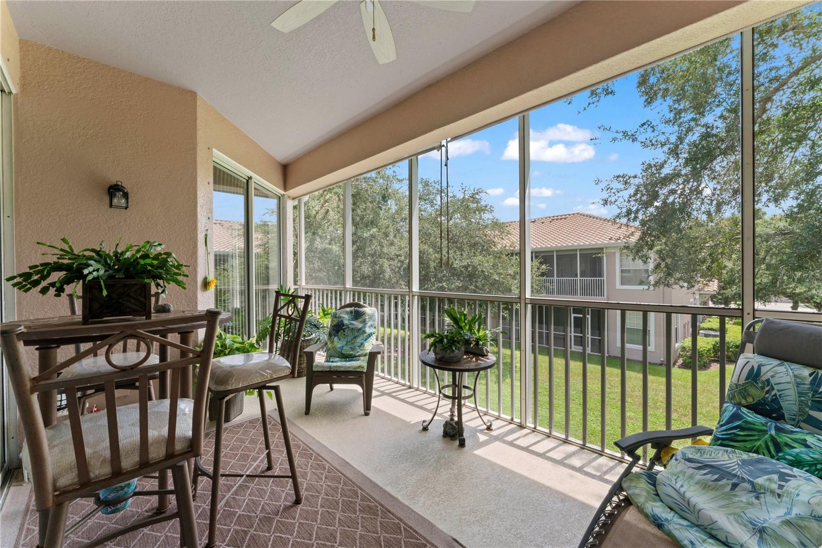 Listing photo id 28 for 2067 Carriage Lane  202