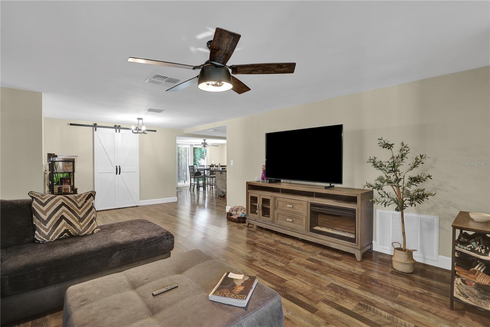 Listing photo id 8 for 7421 Fireside Drive