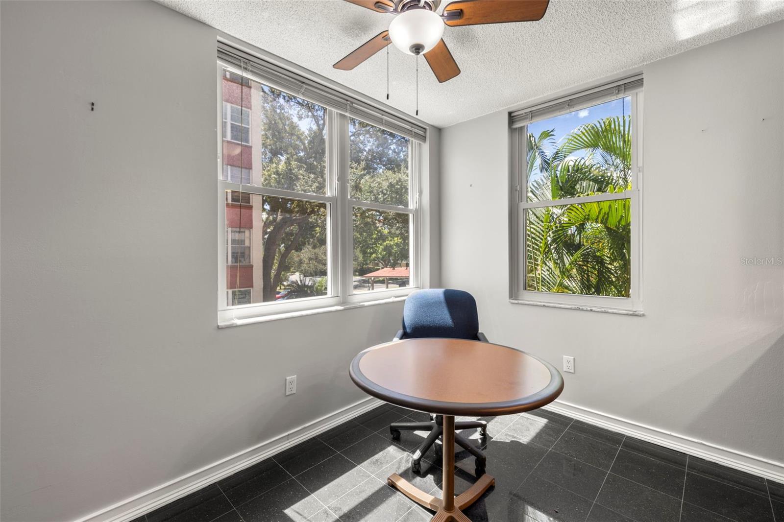 Listing photo id 14 for 2699 Seville Boulevard 210