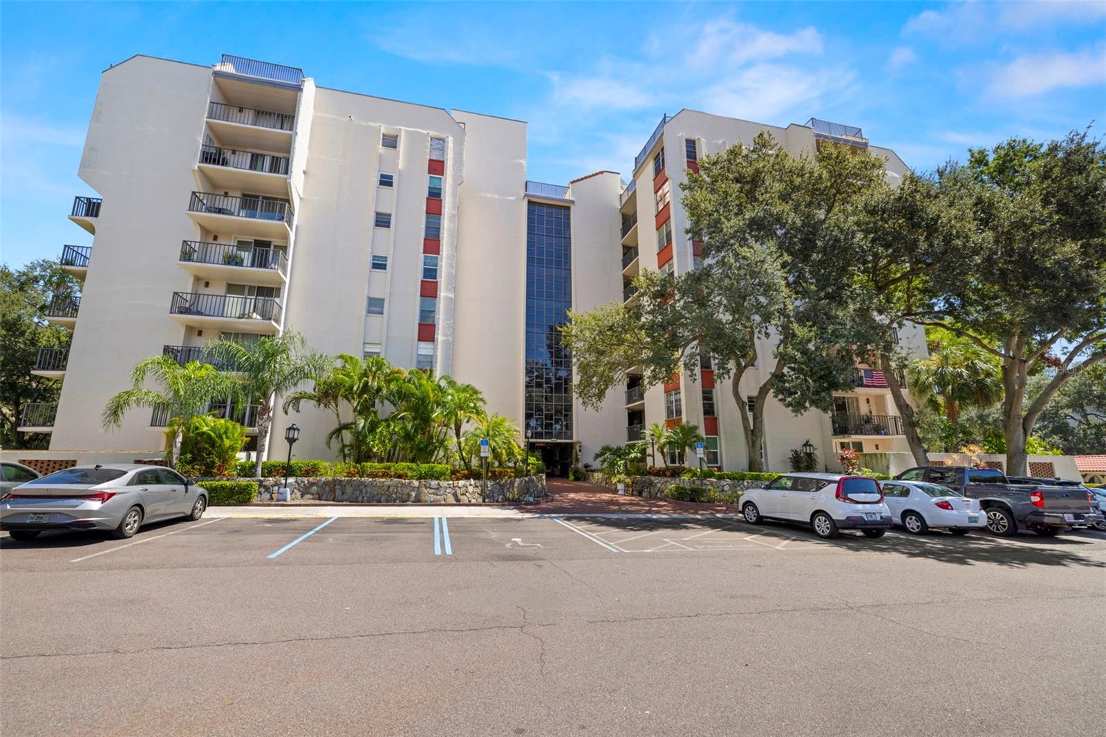 Listing photo id 38 for 2699 Seville Boulevard 210