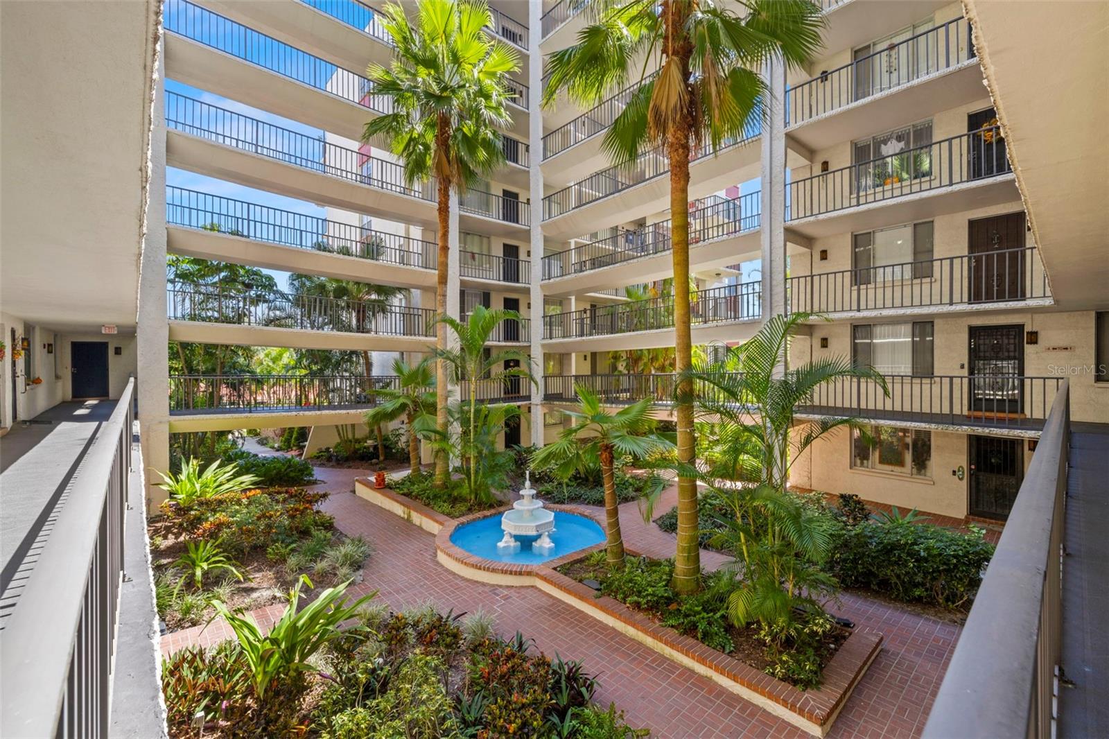 Listing photo id 7 for 2699 Seville Boulevard 210