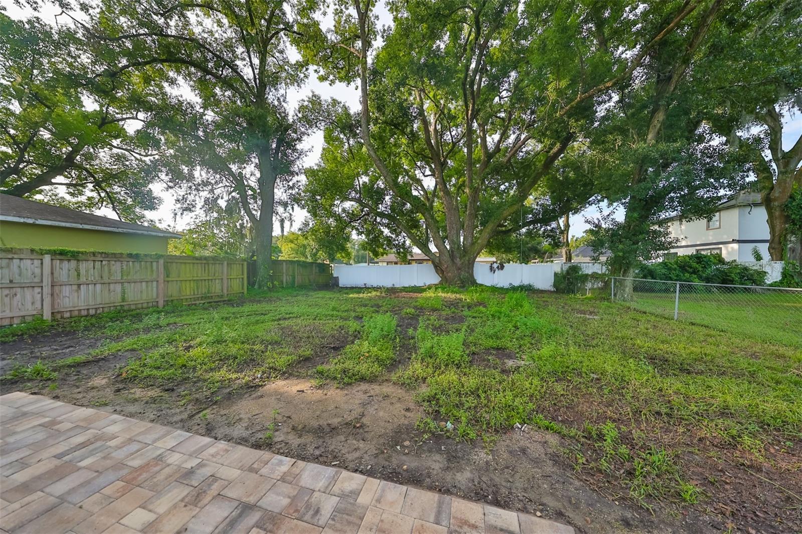 Listing photo id 20 for 2405 Lowry Avenue