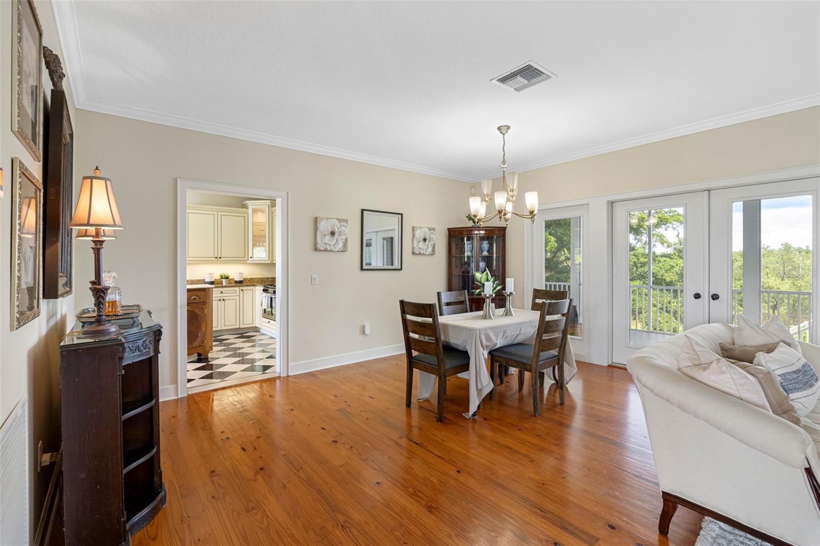 Listing photo id 10 for 1215 Bayshore Drive