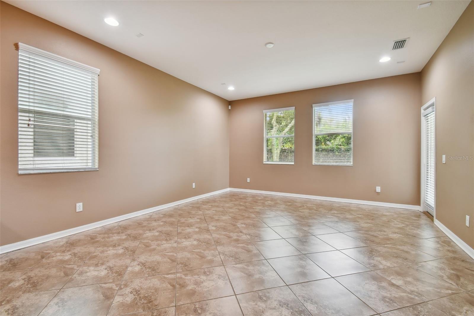 Listing photo id 11 for 11224 Roseate Drive