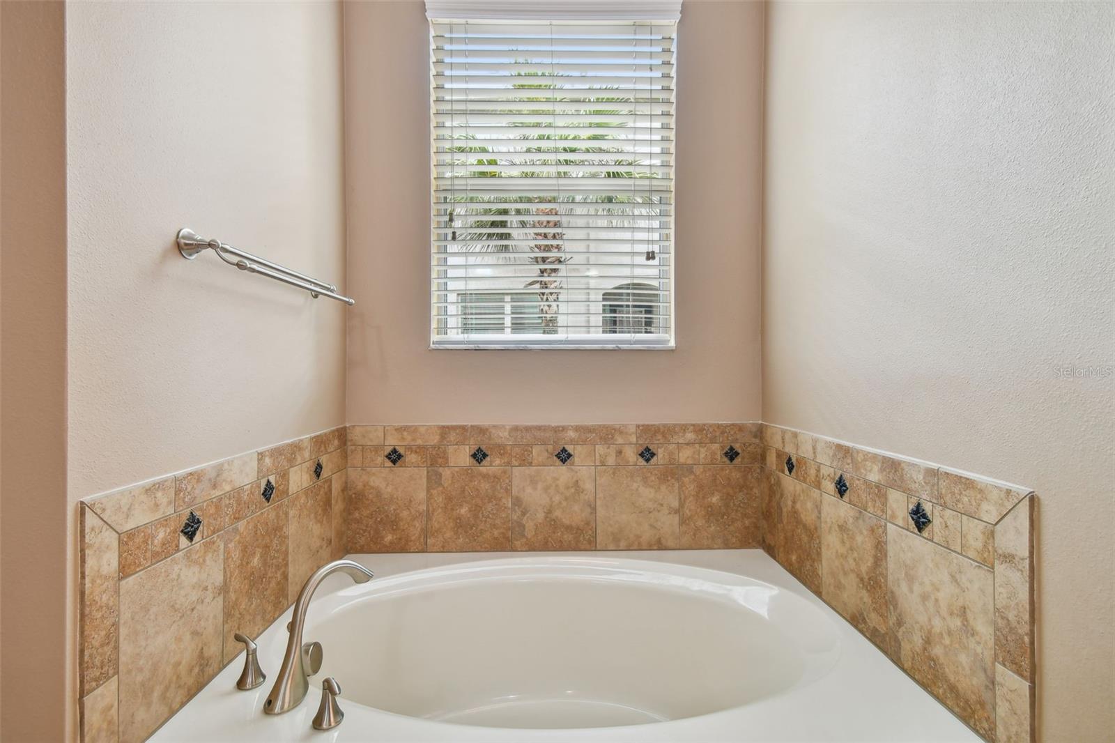 Listing photo id 15 for 11224 Roseate Drive