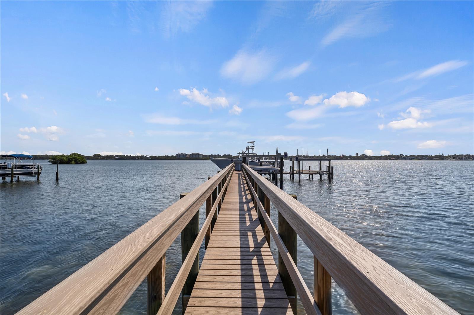 Listing photo id 11 for 608 Casey Key Road