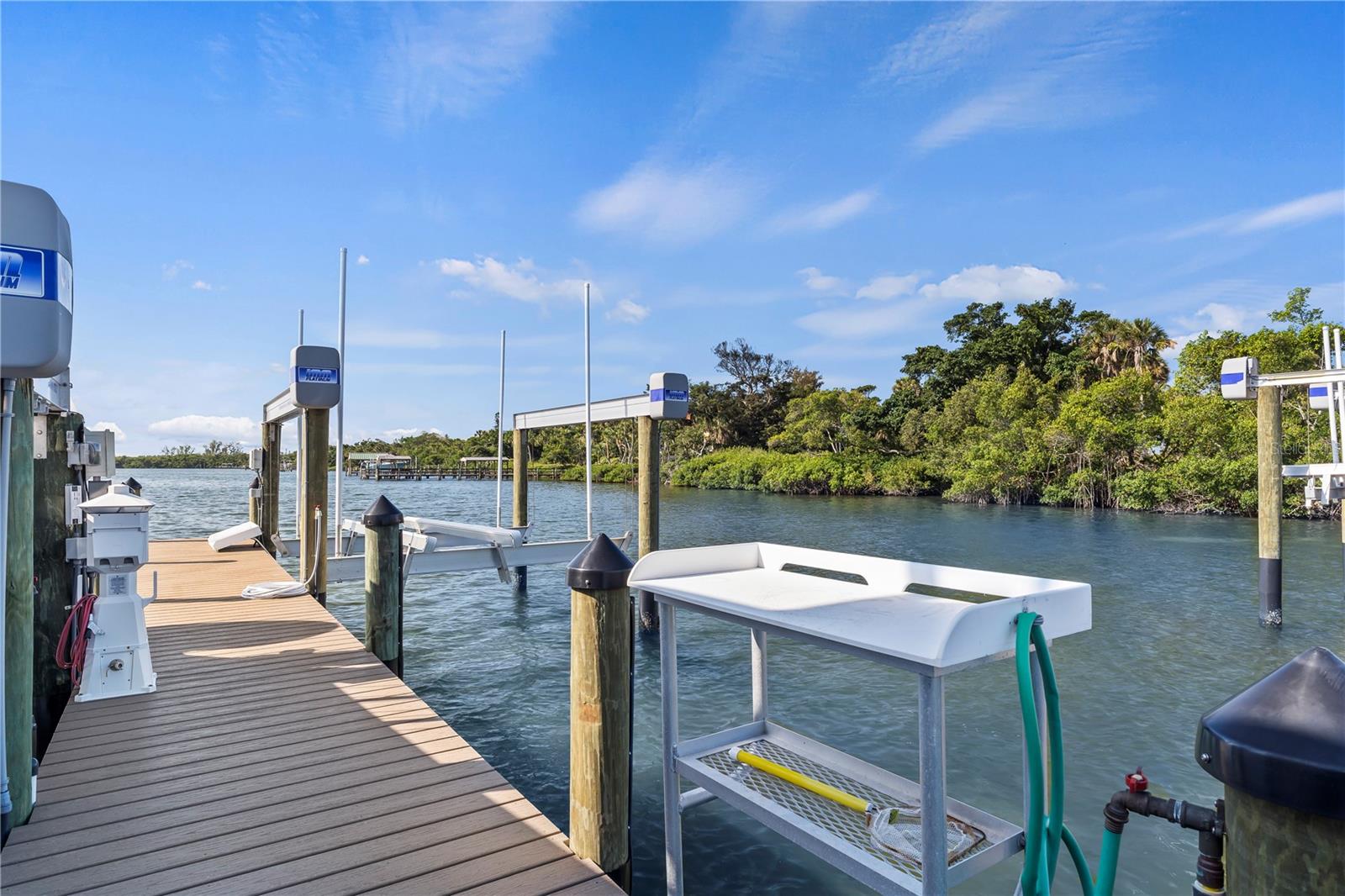 Listing photo id 15 for 608 Casey Key Road