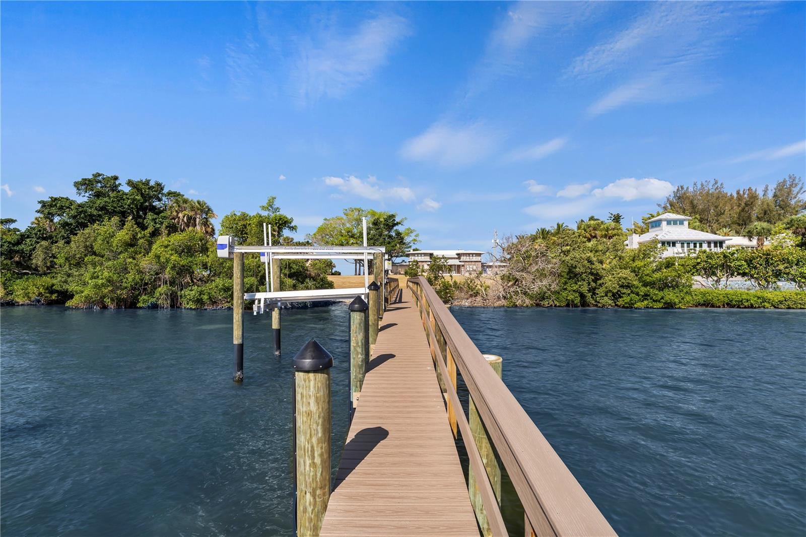 Listing photo id 18 for 608 Casey Key Road