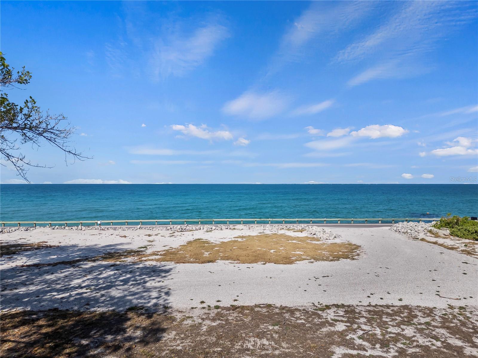 Listing photo id 5 for 608 Casey Key Road