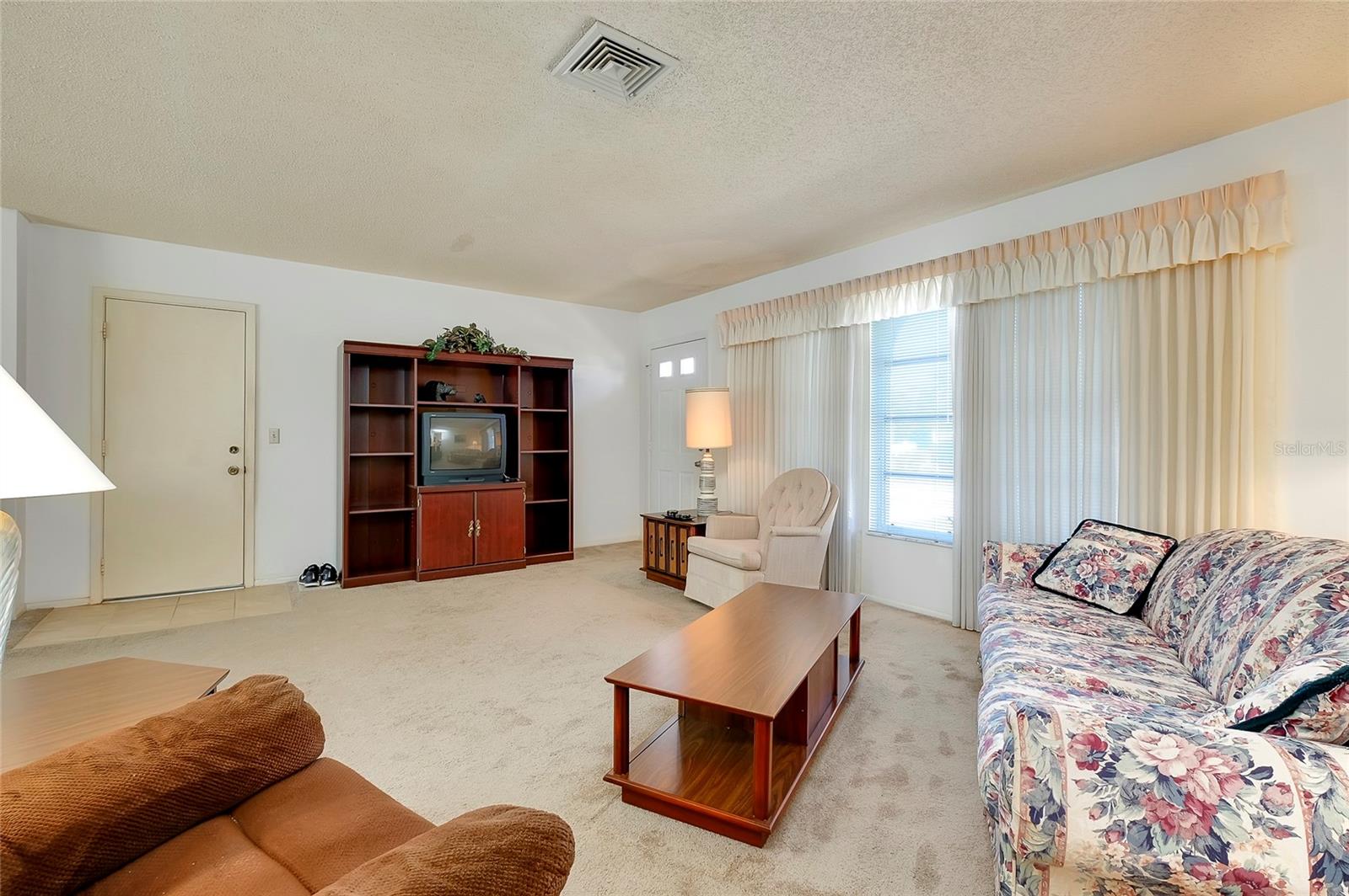 Listing photo id 10 for 472 Circlewood Drive L9