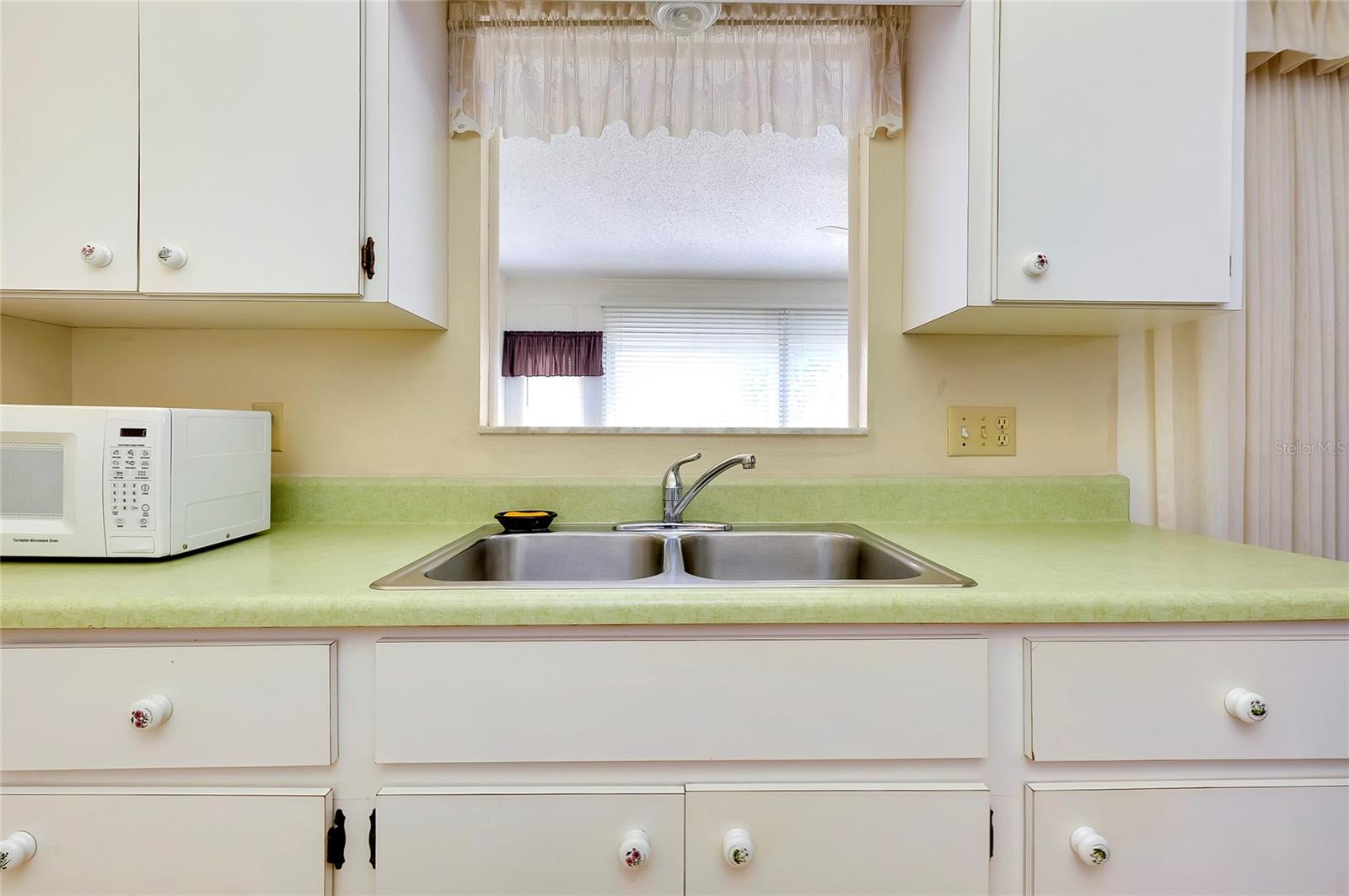 Listing photo id 16 for 472 Circlewood Drive L9