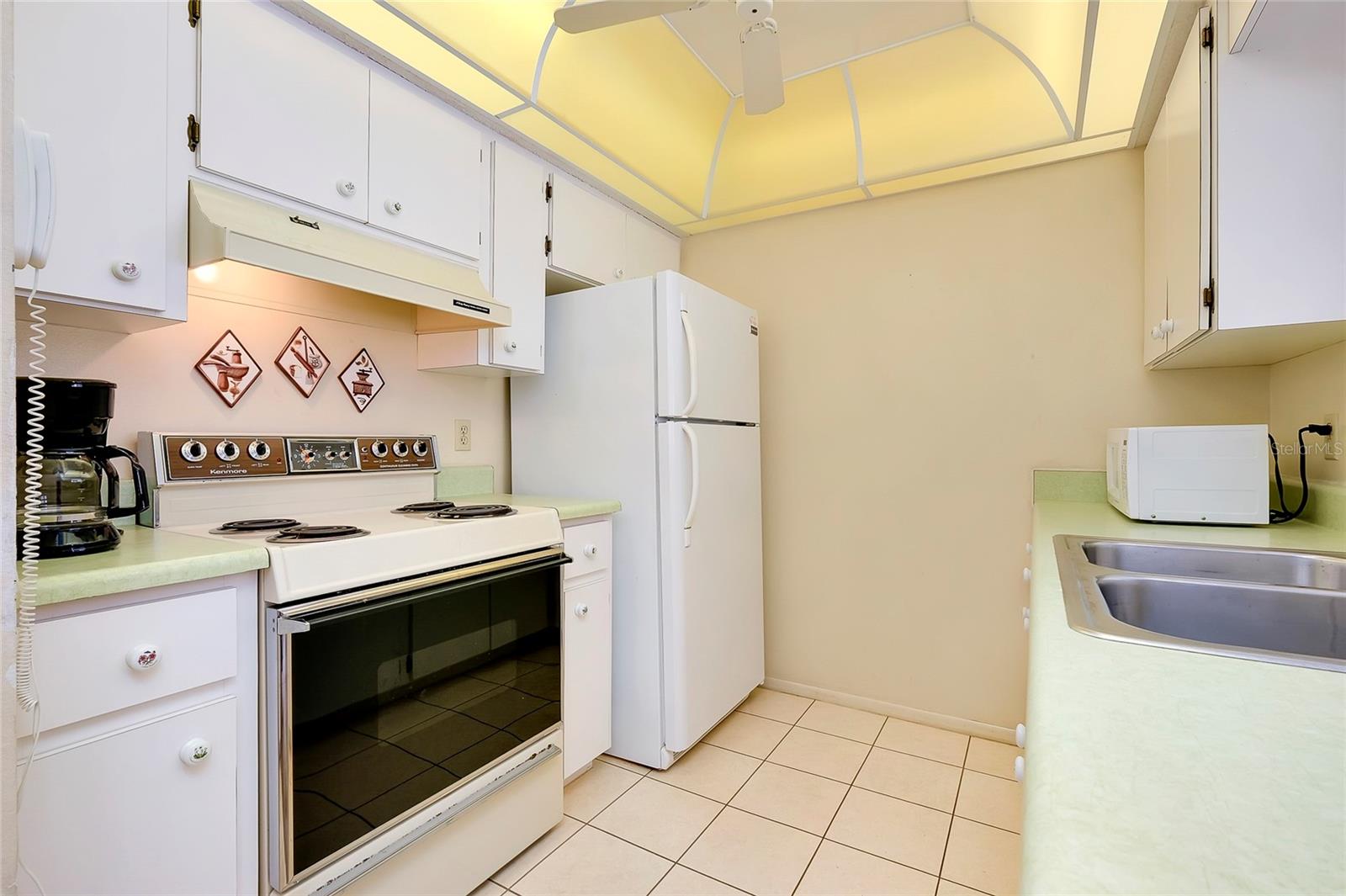 Listing photo id 17 for 472 Circlewood Drive L9