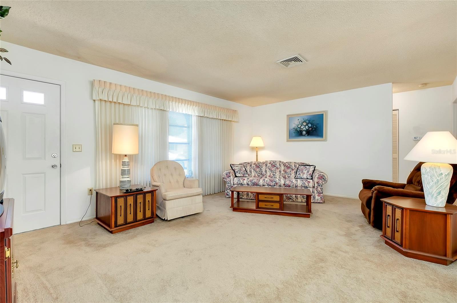 Listing photo id 1 for 472 Circlewood Drive L9