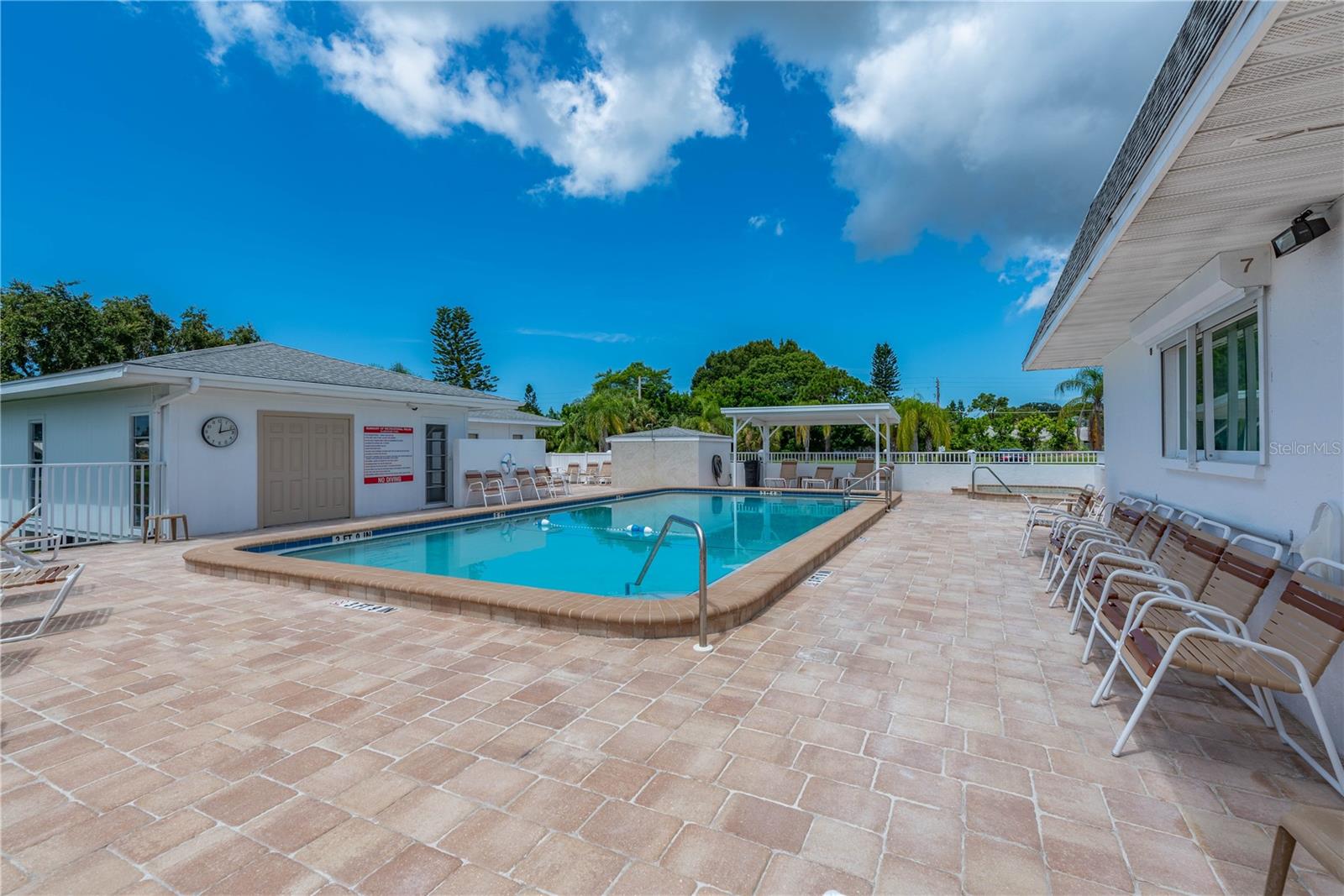Listing photo id 36 for 472 Circlewood Drive L9