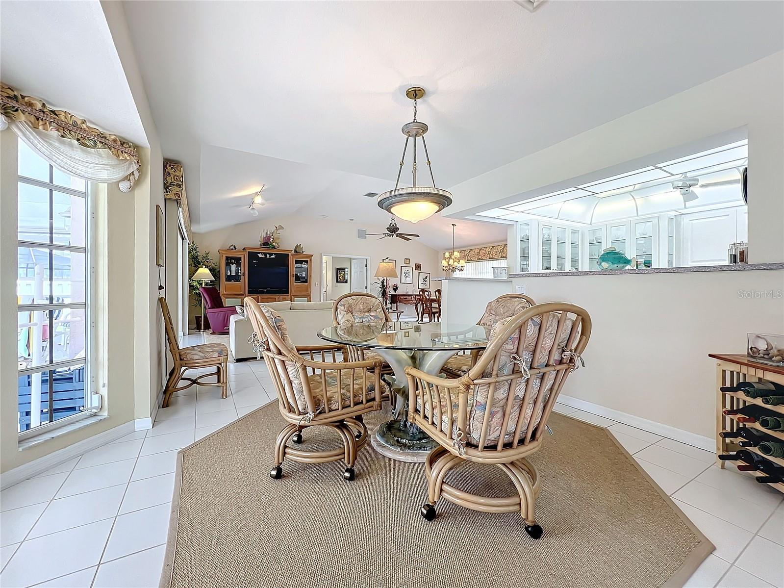 Listing photo id 12 for 396 Bayshore Drive