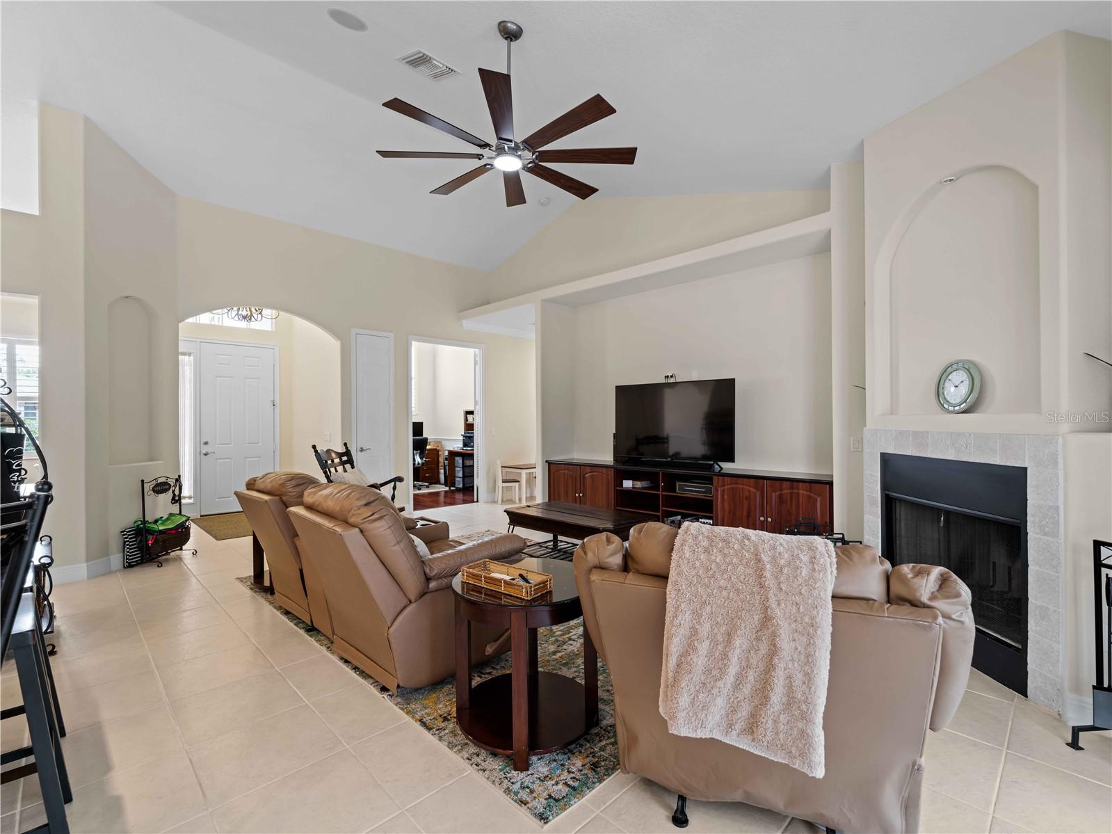 Listing photo id 11 for 4801 Brickell Drive