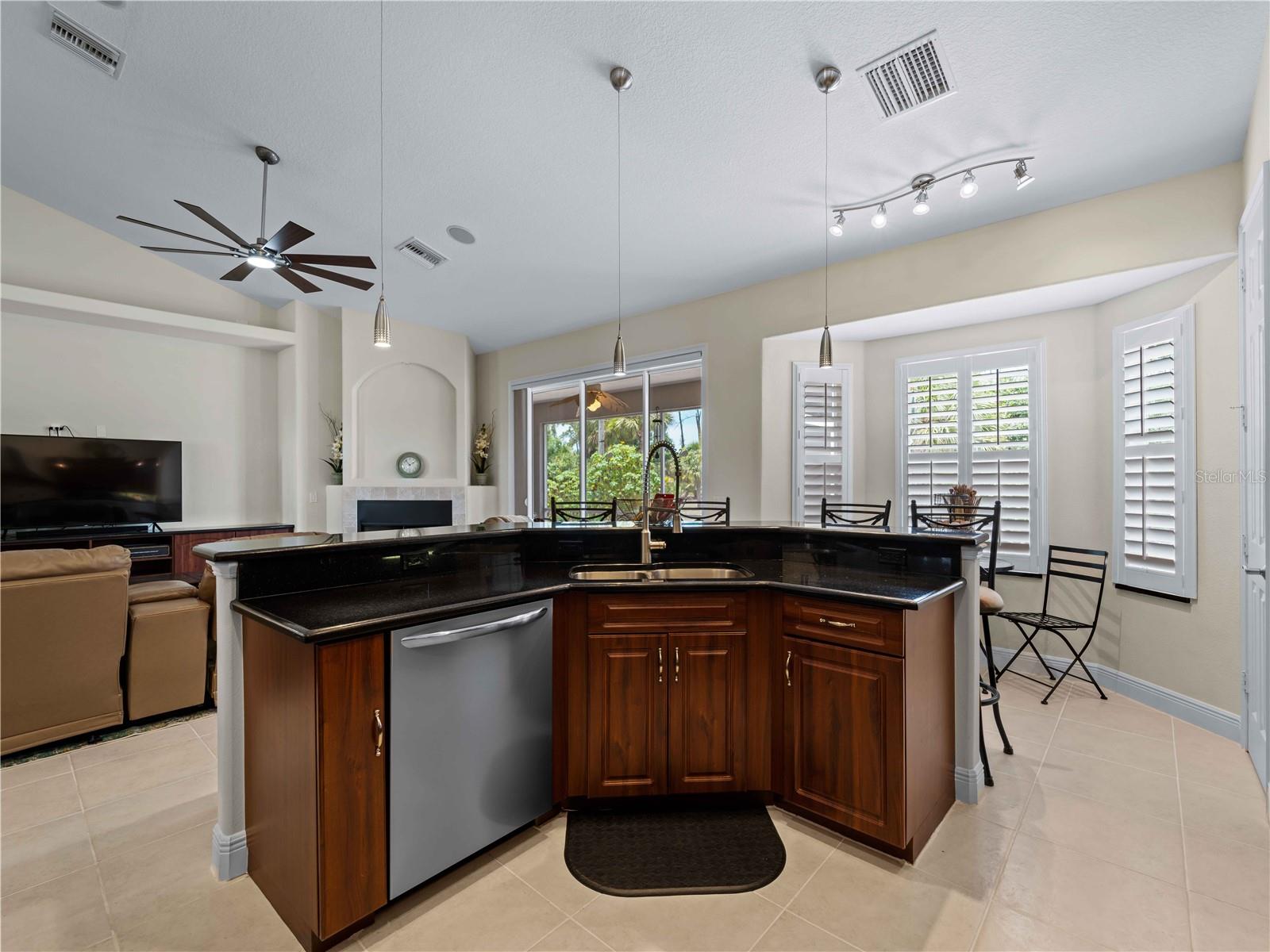 Listing photo id 16 for 4801 Brickell Drive