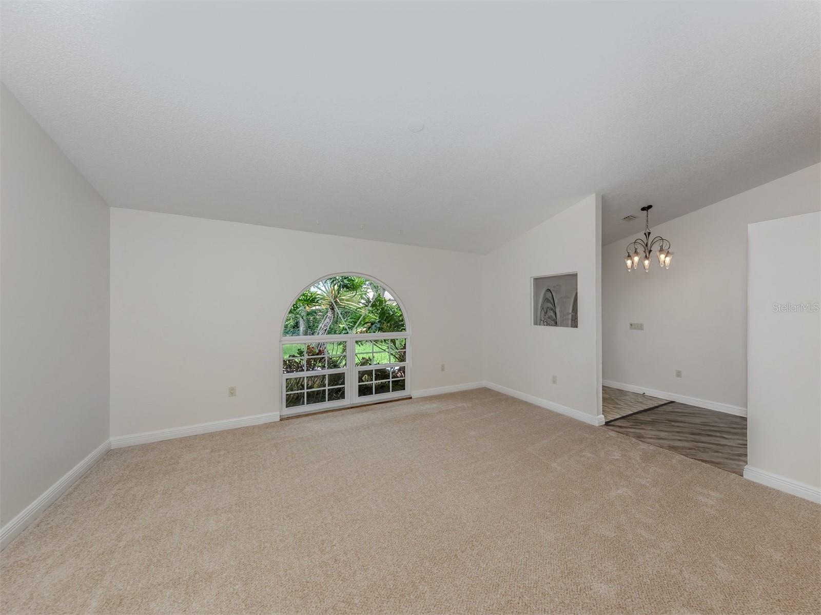 Listing photo id 4 for 672 Eastpointe Court