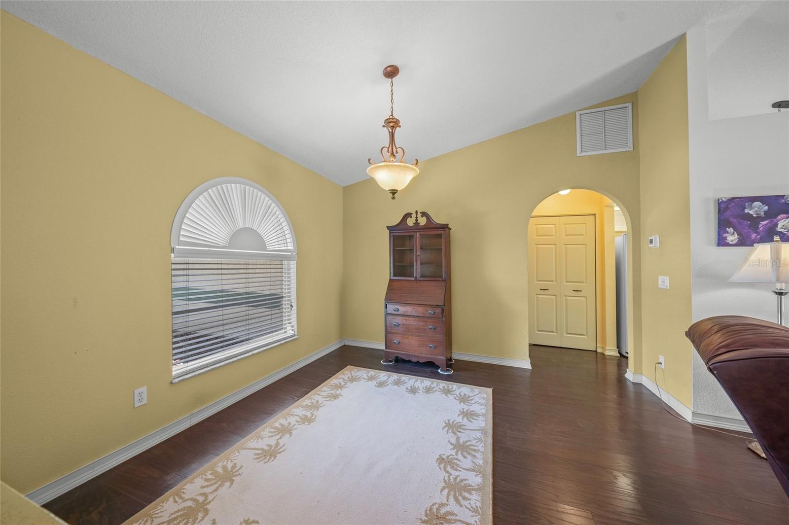Listing photo id 8 for 4619 Flint Drive