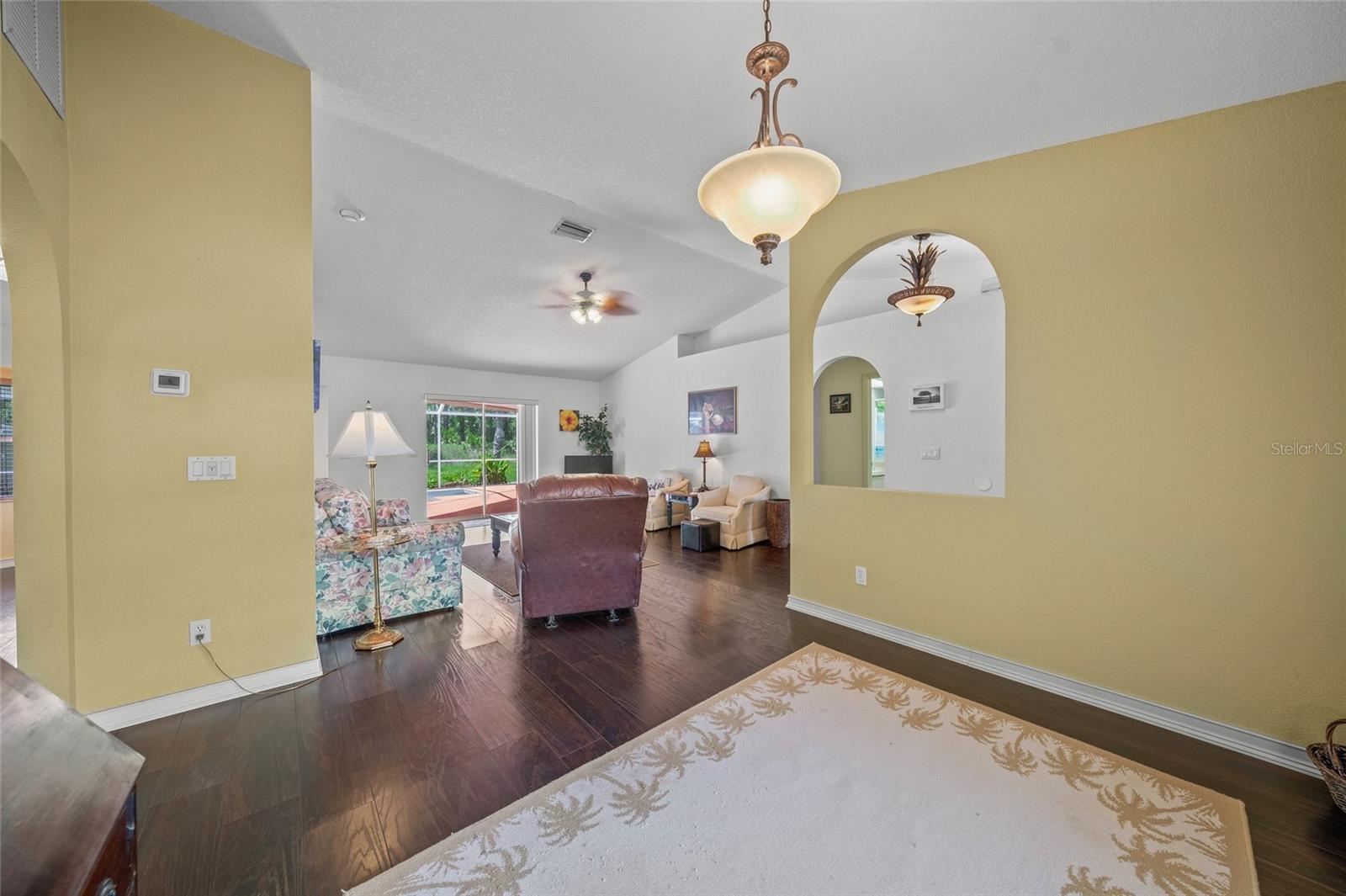 Listing photo id 9 for 4619 Flint Drive