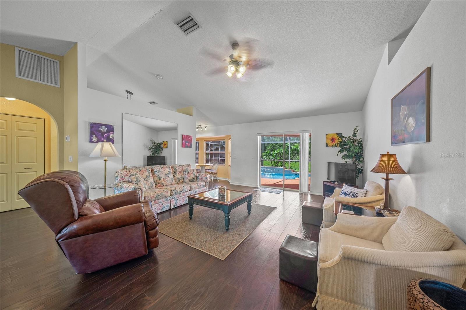 Listing photo id 12 for 4619 Flint Drive