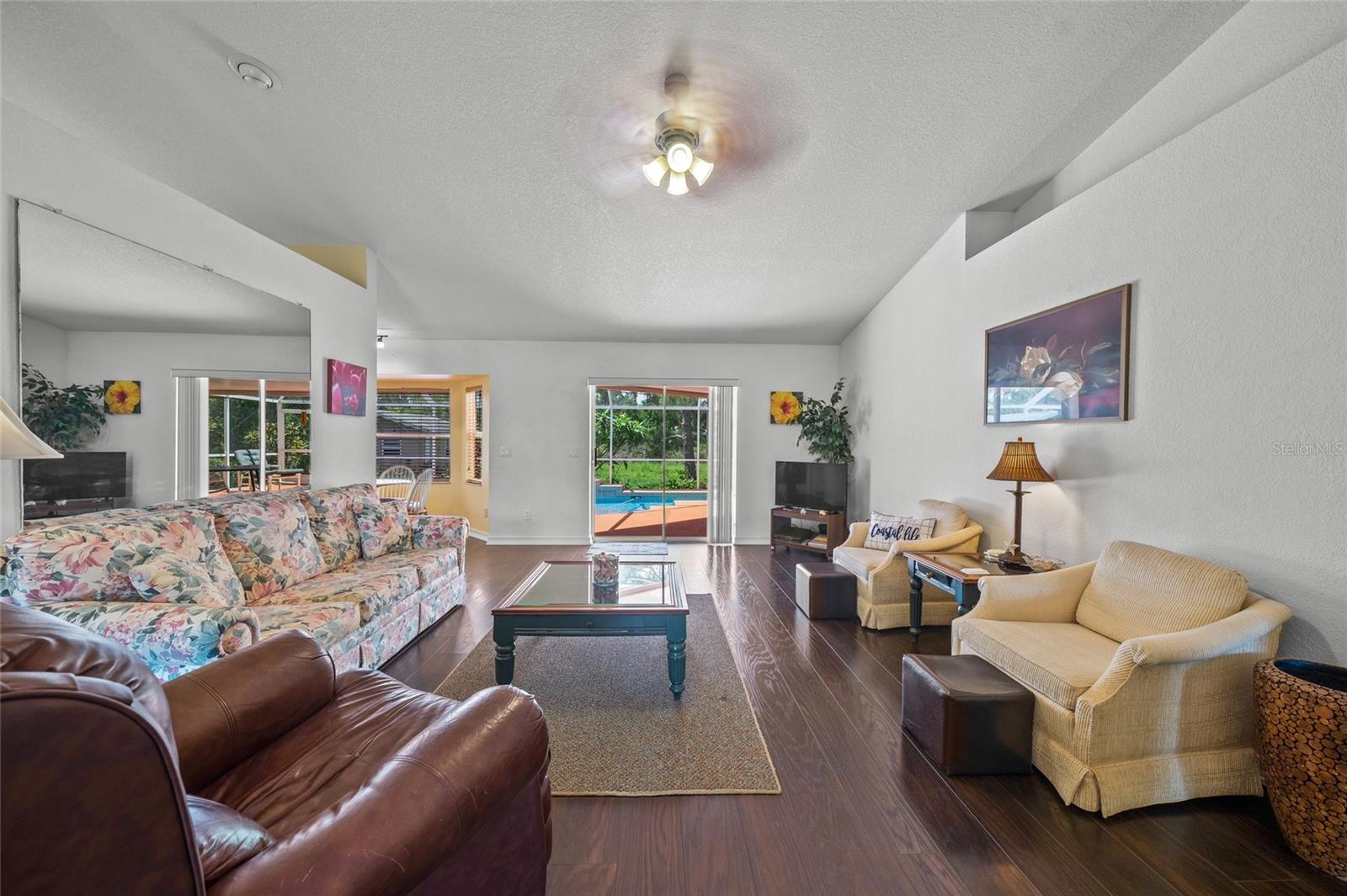 Listing photo id 13 for 4619 Flint Drive