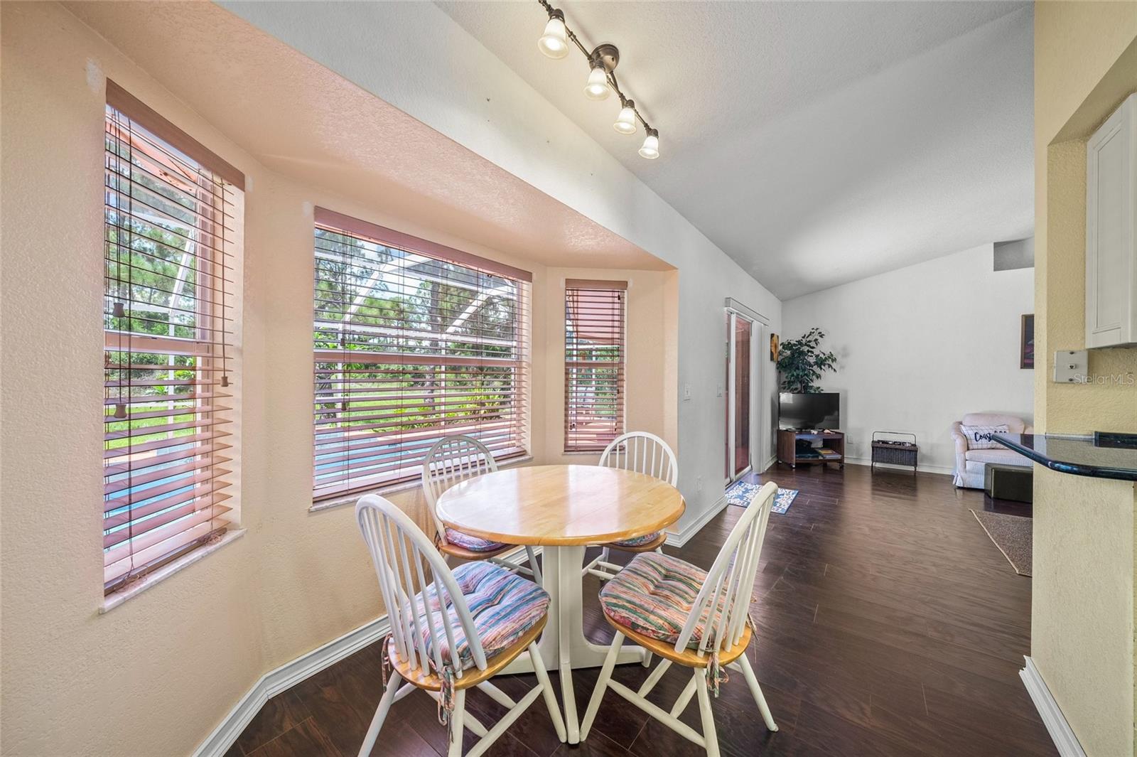 Listing photo id 17 for 4619 Flint Drive