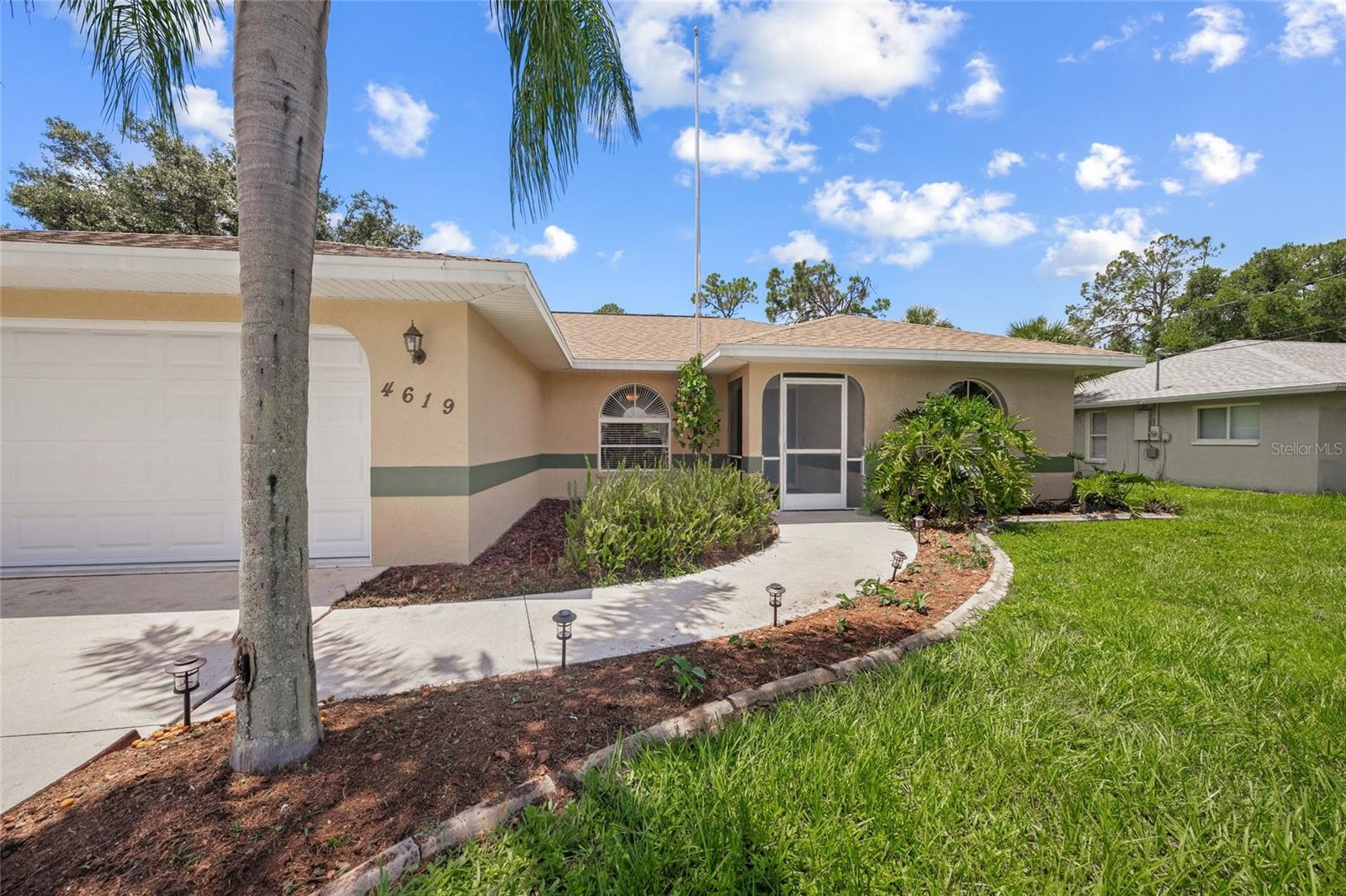 Listing photo id 1 for 4619 Flint Drive