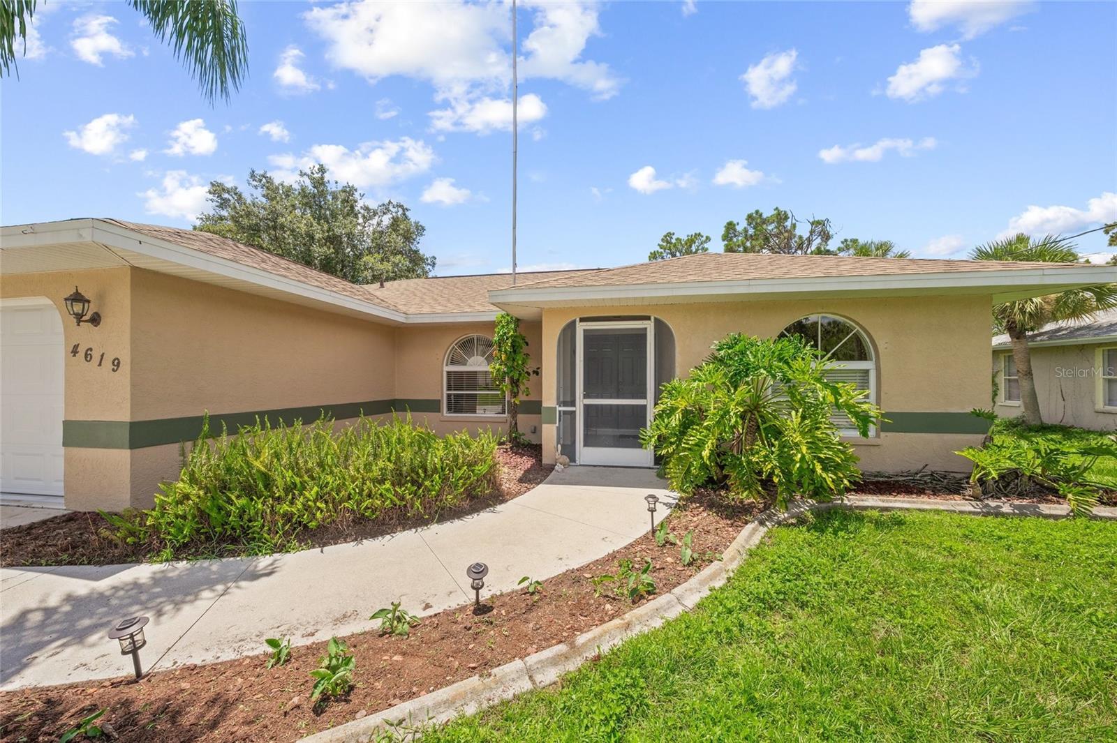 Listing photo id 3 for 4619 Flint Drive