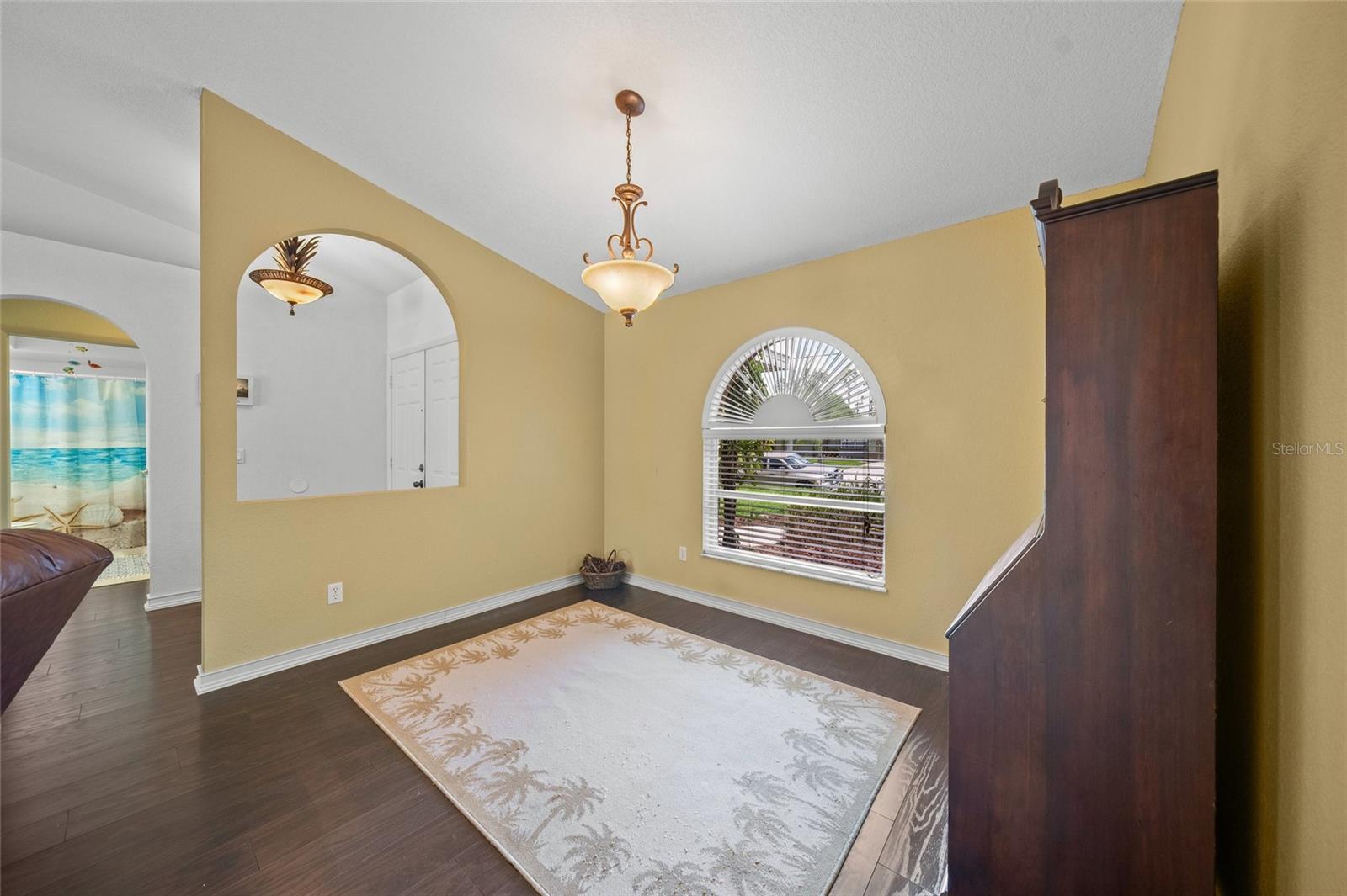 Listing photo id 7 for 4619 Flint Drive