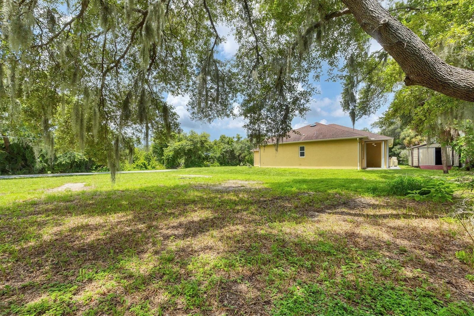 Listing photo id 32 for 431 Sevilla Street