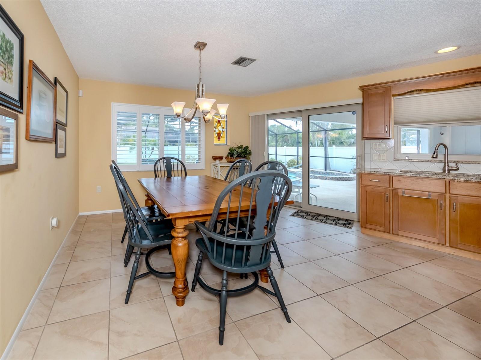 Listing photo id 19 for 429 Darling Drive